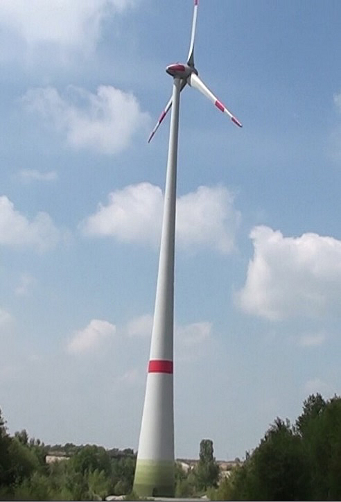 Windkrafträdern in Kraasa in Thüringen